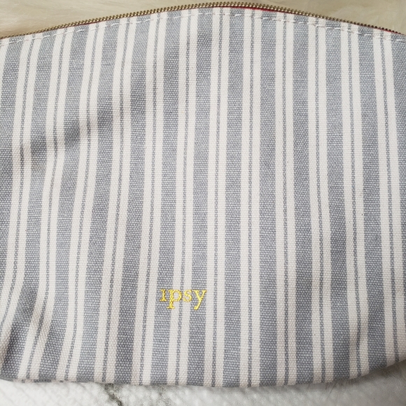 💕 IPSY January 2019 Glam Bag White and blue Stripes - Picture 8 of 8
